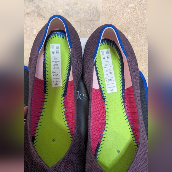 Rothys round toe burgundy 10.5 plus two extra insoles - Picture 2 of 4